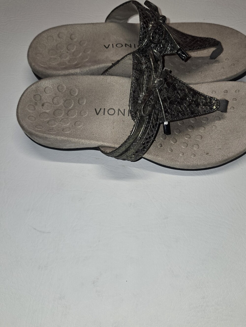 VIONIC Amaya Size 8 W Metallic Silver T-Strap Orthotic Women Sandals